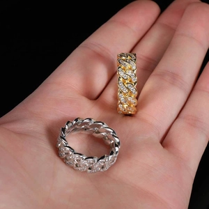 Dettaglio di anelli a catena cubana da 8 mm in oro e argento con pavé di zirconi cubici