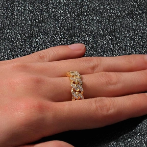 Anello cubano 8mm color oro con zirconi incastonati stile hip hop indossato