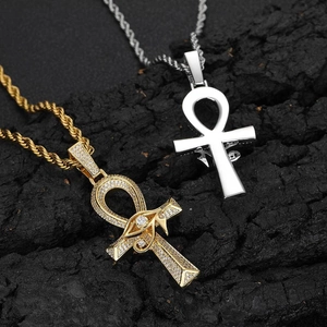 Collane a croce Ankh hip hop in oro con zirconi e argento lucido su sfondo di pietra