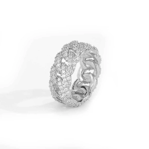 Dettaglio anello a catena cubana da 10mm in argento con pavé di zirconi scintillanti