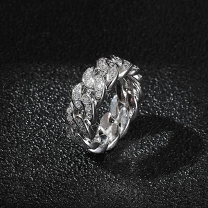 Dettaglio dell'anello a catena cubana argento con micro-pave di zirconi stile hip-hop