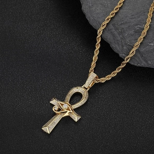 Détail du pendentif croix Ankh doré avec œil d'Horus et zircons micro-pavés