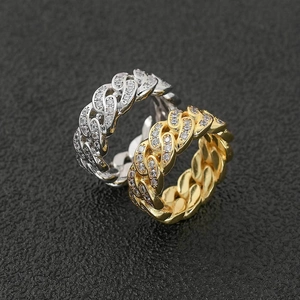 Dettaglio macro di anelli a catena cubana da 8mm in oro e argento con zirconi incastonati