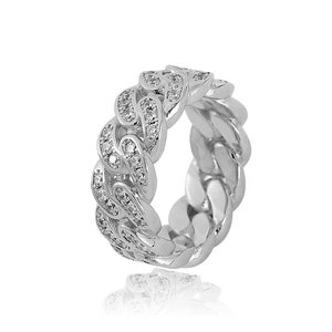 Dettaglio macro dell'anello cubano da 8mm in argento con pavé di zirconi cubici