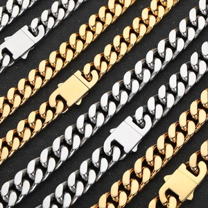 Chaînes à maillons cubains en argent et or avec boucles carrées sur un fond sombre élégant