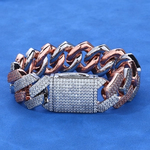 Vista macro de cadena cubana bicolor plata y oro rosa con pavé de circonitas brillantes