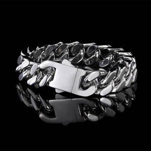 Gros plan sur bracelet cubain en acier inoxydable argenté avec fermoir de sécurité large