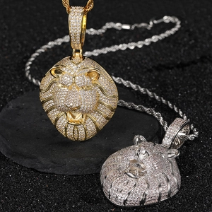 Dettaglio del ciondolo testa di leone hip hop con micro-pave di cristalli su catena oro