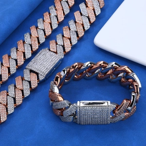 Detalle de cadena cubana bicolor en oro rosa y plata con pavé de circonitas