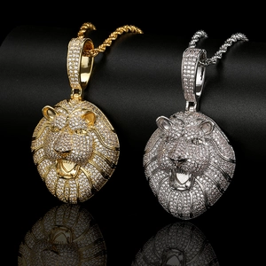 Macro di ciondoli a testa di leone ghiacciati in oro e argento con catene a torsione