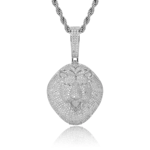 Dettaglio del ciondolo testa di leone con zirconi micro pavé su catena a maglia ritorta