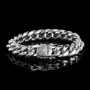 Bracelet gourmette argenté poli avec fermoir gravé présenté sur un fond noir