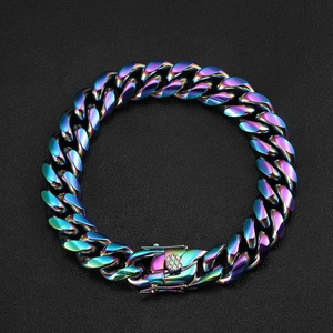 Détail macro d'un bracelet à maillons cubains multicolore sur une surface texturée noire