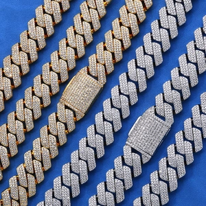 Detalle de cadenas Cuban Link de 20mm con diamantes en oro y plata y cierres cuadrados