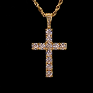 Collana hip hop con croce dorata ghiacciata e zirconi su catena a fune per uomo