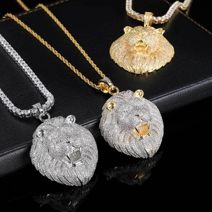 Dettaglio del ciondolo testa di leone hip hop con pietre di zircone e catena a corda