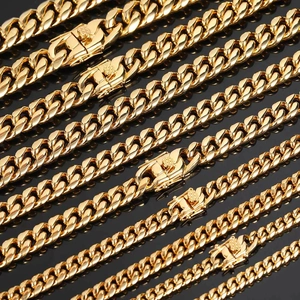 Détail macro de chaînes cubaines dorées de différentes largeurs avec fermoirs plats