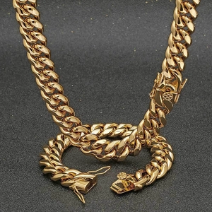 Detail einer goldenen Panzerkette mit sicherem Kastenverschluss auf strukturiertem Hintergrund