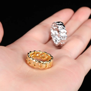 Dettaglio di anelli a catena cubana da 8mm in oro e argento per uomo e donna moda