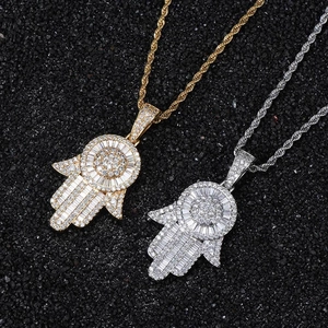 Pendentifs Main de Fatma or et argent avec zircons micro-pavés et chaîne torsadée