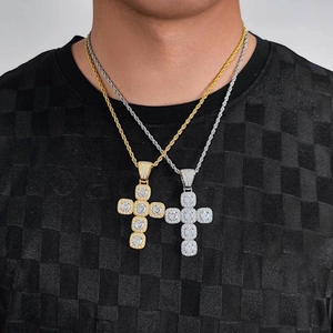 Pendentif croix hip hop avec zircone et chaîne torsadée en finitions or et argent