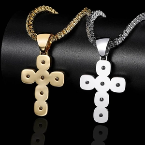 Gros plan de pendentifs croix hip-hop or et argent avec chaînes tennis en zircon