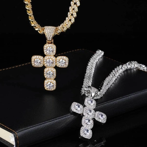 Collier hip hop avec pendentifs croix glacés et zircons en finitions or et argent
