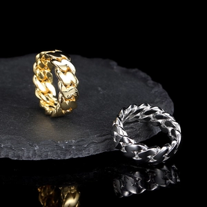Anelli a catena cubana 8mm lucidi oro e argento per uomo su pietra grigia riflessa