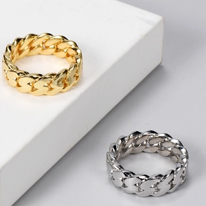 Primo piano dettagliato di anelli a catena cubana da 8mm lucidi oro e argento da uomo