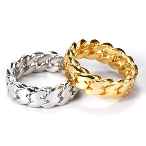 Dettaglio degli anelli a catena cubana 8mm hip hop in oro e argento con finitura lucida
