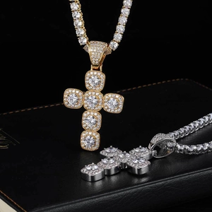 Pendentif croix hip hop glacé avec zircons ronds sur un ensemble de chaîne tennis