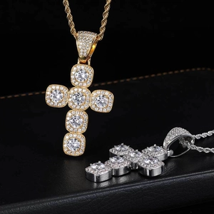 Gros plan de pendentifs croix hip hop en or et argent avec zircons sur chaînes torsadées