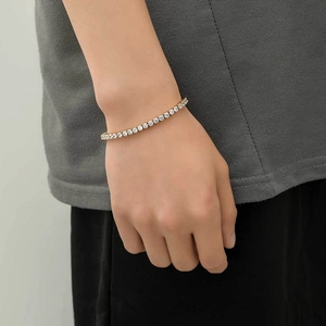 Bracciale tennis da uomo 4mm placcato oro con zirconi lucidi indossato sul polso