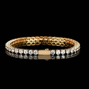 Classico bracciale tennis dorato con zirconi brillanti su un'elegante superficie a specchio nera