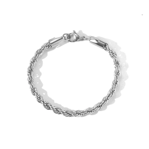 Gros plan détaillé d'un bracelet en acier inoxydable argenté avec fermoir mousqueton