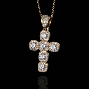 Détail du pendentif croix hip hop doré avec des pierres de zircone cubique scintillantes