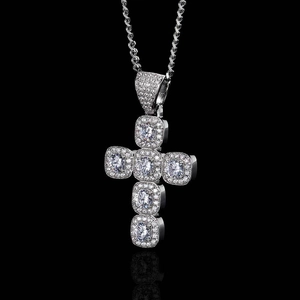 Détail macro du pendentif croix hip hop argenté avec zircone et chaîne cubaine