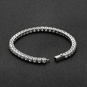 Bracciale tennis classico in acciaio con zirconi da 4 mm e chiusura a moschettone