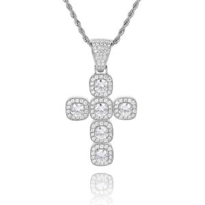 Détail du pendentif croix en argent serti de gros zircons ronds et chaîne torsadée