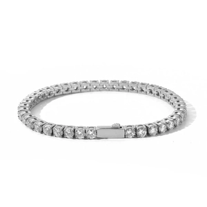 Dettaglio del bracciale tennis da 4mm con pietre di zircone e chiusura a molla