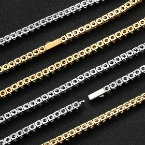 Dettaglio macro di catene tennis in oro e argento con pietre di zirconi micro-pavé