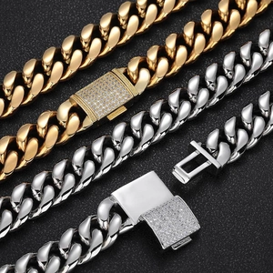Panzerketten in Gold und Silber mit Zirkonia-Verschluss in diagonaler Anordnung