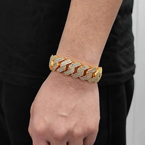 Gros plan d'un bracelet cubain en or hip-hop serti de zircons carrés et ronds