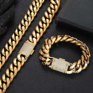 Nahaufnahme von goldenem Panzerketten Set mit eisigem Pavé-Zirkonia-Verschluss für Herren