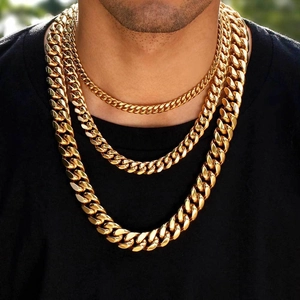 Herren Goldene Panzerketten in drei Breiten am Modell mit hochglänzendem Finish