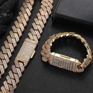 Gros plan d'une chaîne cubaine hip hop dorée avec zircons taille baguette sur cuir
