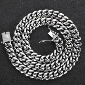 Polierte Edelstahl-Cuban-Kette mit eisbesetztem Zirkonia-Verschluss auf schwarzem Hintergrund