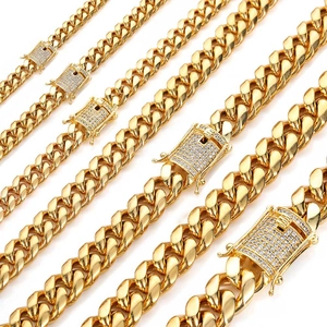 Detailansicht verschiedener Breiten goldener Panzerketten mit diamantbesetzten Verschlüssen