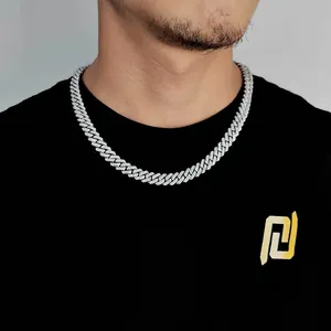 Collier maille cubaine 10mm en argent 925 et moissanite porté par un mannequin homme