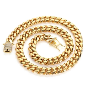 Goldene Gliederkette im Cuban-Style mit eisbesetztem T-Logo-Verschluss auf Weiß